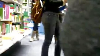 Brunette فیلمهایسیکسیایرانی ایک آدمی کی طرف سے ایک پنیپ پر لایا اور اس کے چہرے پر سہ کے ساتھ سڑک پر بھاڑ میں جاؤ تھا