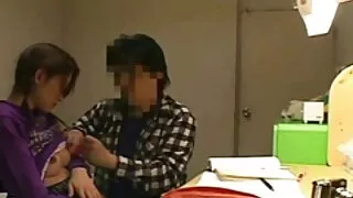 آدمی پڑوسی کی گرل فرینڈ کی طرف سے چوسا جاتا ہے اردو سیکس اور اس کی گدی میں fucks