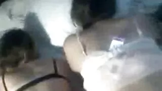 اس نے میز پر قائم رہنے کے لئے نوجوان ململ عورت کا اسکرٹ کھینچ لائیو سیکس لیا!