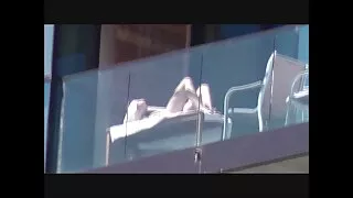 ایک بار میں دو سوراخ سیکسی ویدیو میں ، اتارنا fucking کے بعد fisting اور pissing brunette