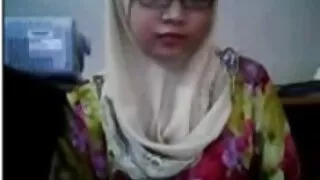 Demure لڑکی سوفی پر ایک بالغ سیکس وڈیو فیٹش کو تسلیم کیا