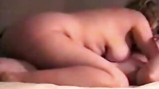 اس کے گھٹنوں پر