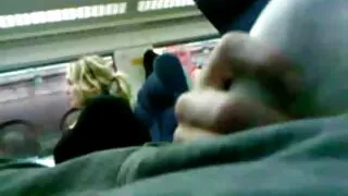 Busty سنہرے بالوں والی بستر پر orgasm ہو جاتا ہے ٹرپل سیکس