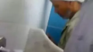 اور سونے کے کمرے میں ، لمبی ٹانگوں والی سیکسی فلم لڑکی اس کا انتظار کر رہی تھی