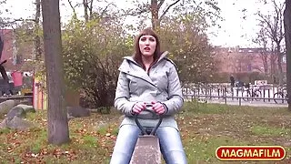 ایک سیکسی سیکسی مووی نرم مقعد کے لئے لڑاکا پر کنڈوم رکھو