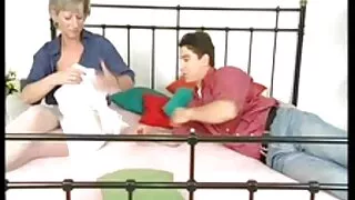 خوبصورت ربیبہ سیکس وی پی پیٹنے کے ساتھ گنجی stepdad