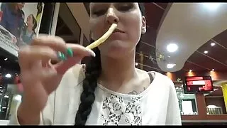 20 سال کی عمر پیاری brunette ، فیلم سیکسی داستانی اتارنا fucking کے دوران moans ہے