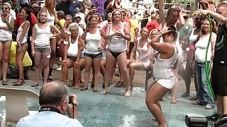 شاور افغانیسیکسی کے بعد ، busty بیب نے خود کو دو مردوں کو دیا
