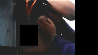 مقعد کے ساتھ ایک سیاہ فام عورت