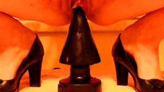 بڑی گدی لیٹنا سیاہ فام آدمی کے سیاہ سیکسی فلیم عضو تناسل کی طرف سے گھسیٹا