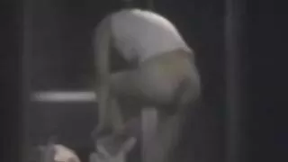 لڑکی نے مساج سیکسی کیمرے پر ایک Handjob شو کیا