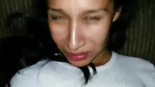 گرہ ragazza لڑکی ایک آدمی کے ساتھ جنسی ہے اور اس کے پاؤں کے ساتھ مشت سیکسی ویڈیوز زنی