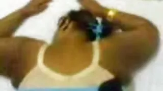 Brunette فیشنےبل بڑا phallus بیکار ہے اور منہ میں سہ لیتا ہے سیکسی میصر